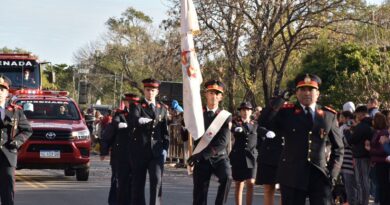 Cagliardi participó del multitudinario desfile por los 100 años de los Bomberos Voluntarios de Berisso
