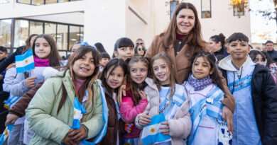 Mariel Fernández encabezó el acto de promesa de Lealtad a la Bandera junto a veteranos de Malvinas
