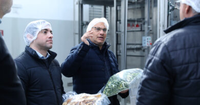El intendente de Balcarce visitó la Planta de alimentos deshidratados de la UNLP