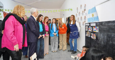 Alak supervisó las obras en el Jardín N° 907 de Gonnet y destacó el avance del plan Escuelas en Obra