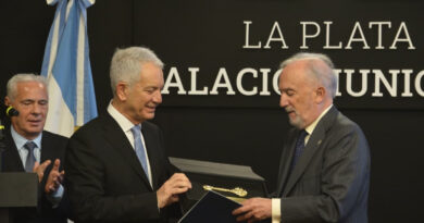 Alak distinguió al director de la Real Academia Española