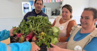 La huerta municipal cosechó alimentos y los distribuyó entre comedores locales